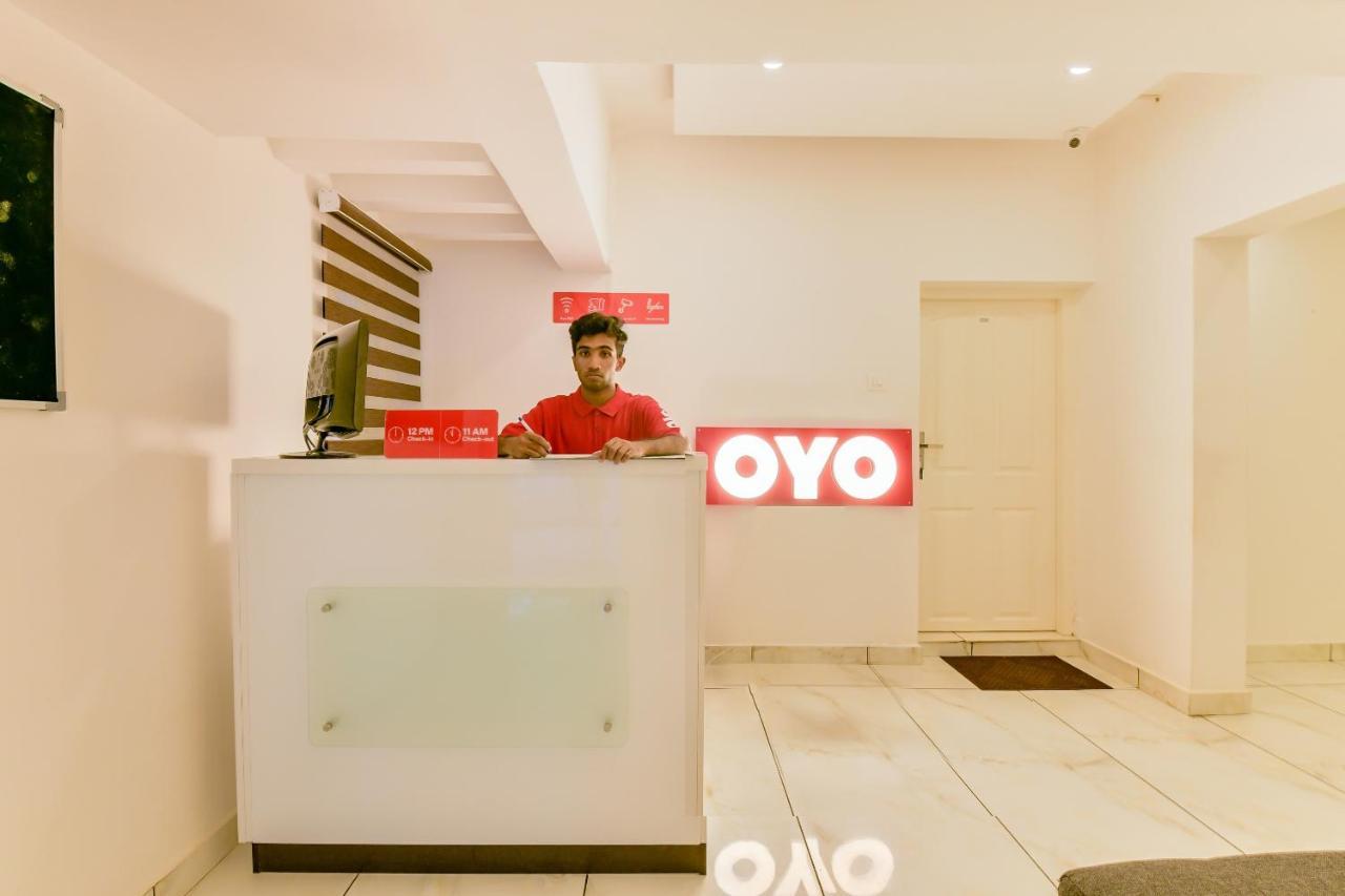 Vaccinated Staff - Oyo 15973 F Square Ξενοδοχείο Kochi Εξωτερικό φωτογραφία